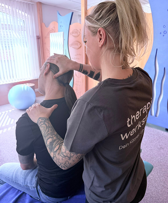 Therapeutin bei der Behandlung eines Patienten