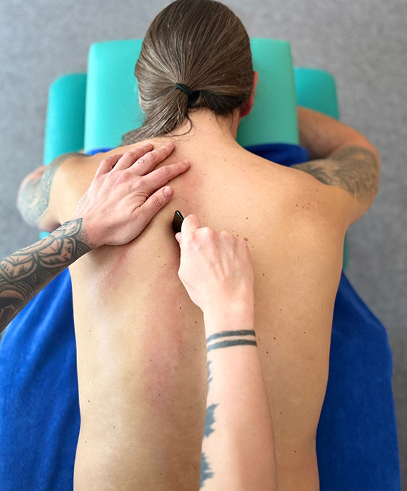 Therapeutin bei der Behandlung eines Patienten